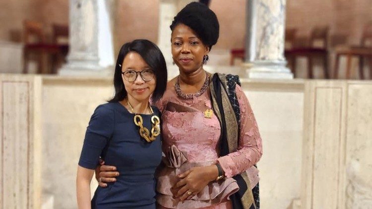 Eirliani Abdul Rahman und First Lady Fatima Maada Bio, Messe für Hoffnung und Heilung, 18. November 2022 