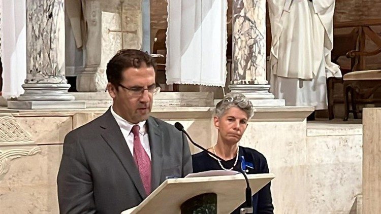 David Holland, Professor an der Harvard Divinity School, und Suzie Greko, Studentin an der Harvard Divinity School, die auch die Church of Jesus Christ of Latter Day Saints vertritt, bei der Messe Hoffnung und Heilung, 18. November 2022 