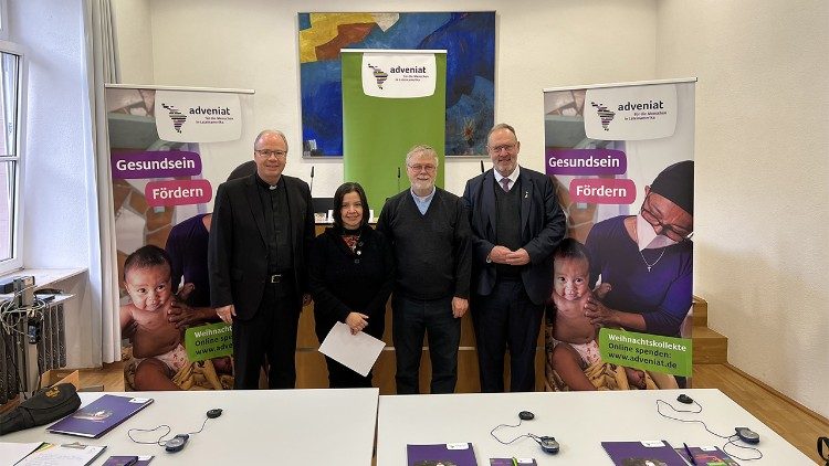 Der Trierer Bischof Dr. Stephan Ackermann, die Adveniat-Partner Schwester Geanni Ramos aus Guatemala und Bischof Eugenio Coter aus Bolivien sowie der Adveniat-Hauptgeschäftsführer Pater Martin Maier (von links) bei der Eröffnung der bundesweiten Weihnachtsaktion 2022
