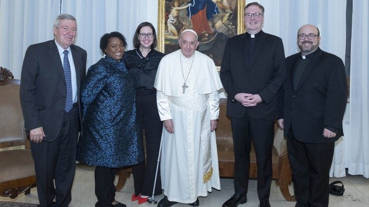 Der Papst mit seinen Interviewern