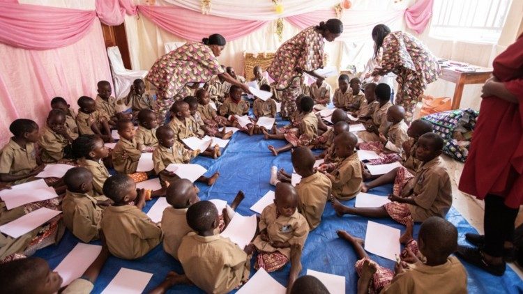 Scuola per piccoli pazienti e figli di donne curate nel Panzi Hospital 