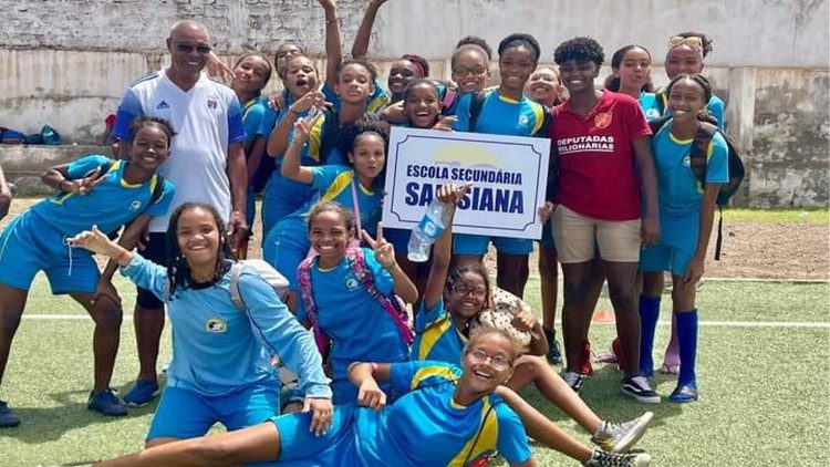 Grupo de jovens numa Escola dos Salesianos em Cabo Verde