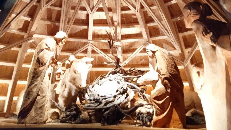 Die diesjährige Krippe auf dem Petersplatz ist ganz aus Holz gefertigt