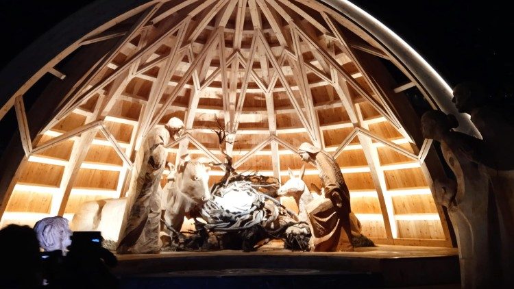 La madera es el material con el que se confeccionaron las imágenes del pesebre de este 2022.