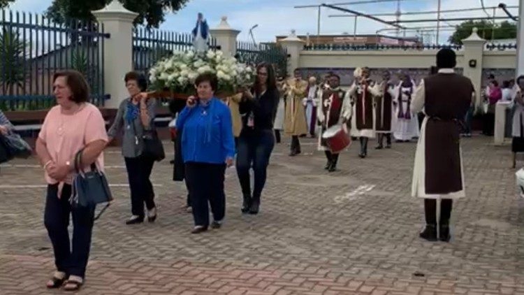 Procissão com a imagem de Nossa Senhora, na Missão de Santo António de Mayfair, em Joanesburgo (África do Sul)