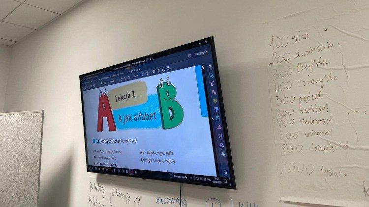 Clases de polaco en el centro para prófugos ucranianos de ACNUR