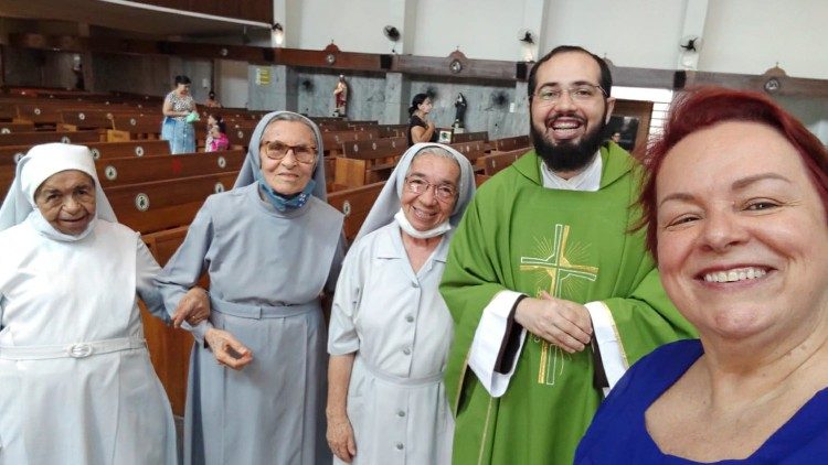 Carmen Lopes e missionários