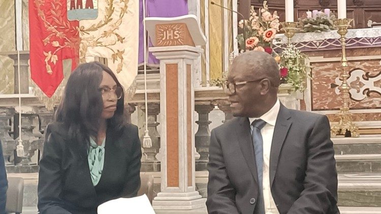 Un momento dell'incontro all'Abbazia, con l'attivista Odette Mbuyi