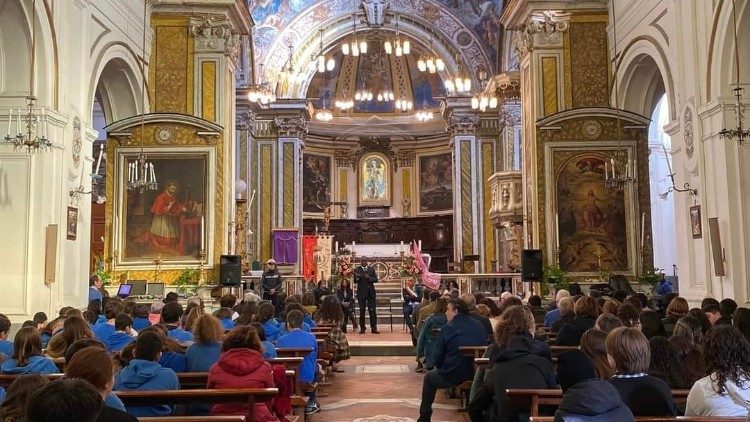 L'incontro con Procida, tanti i giovani, nell' Abbazia san Michele Arcangelo