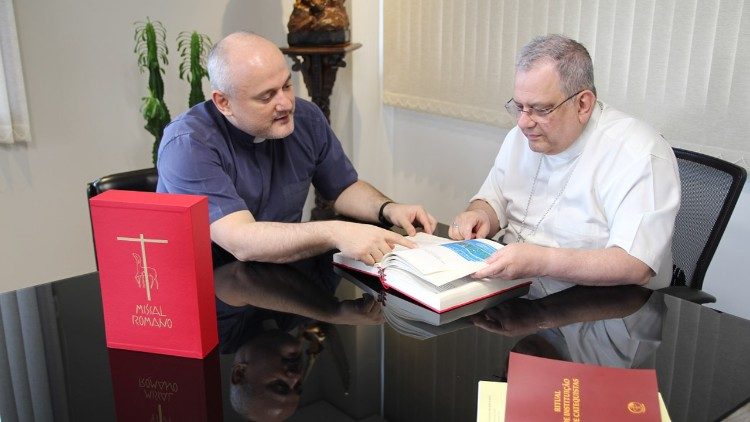 Dom Joel Amado e padre Leonardo Pinheiro | Foto: Luiz Lopes Jr/CNBB