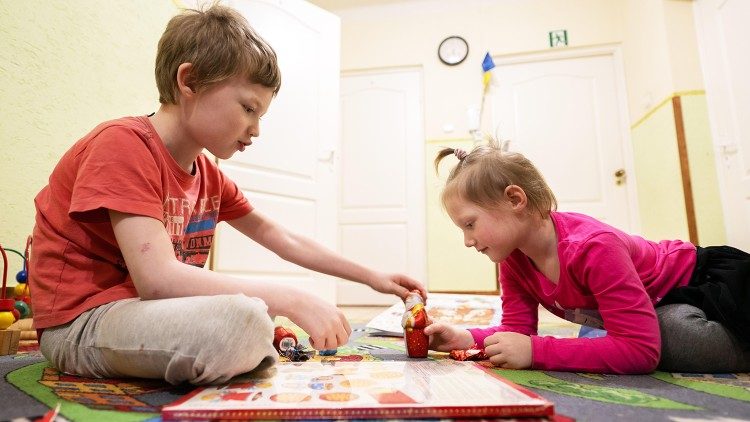 Due bambini mangiano i cioccolatini ricevuti in dono