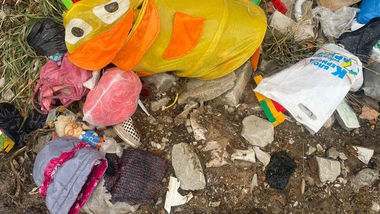 Giocattoli tra le macerie