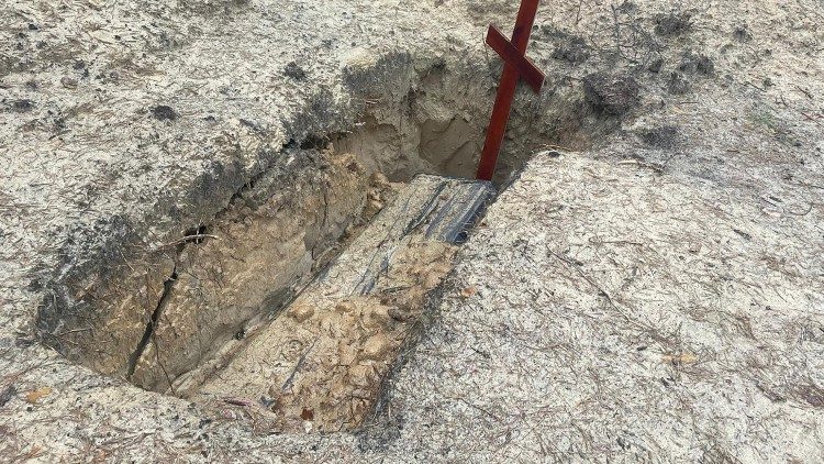 Des fosses communes en dehors de la ville