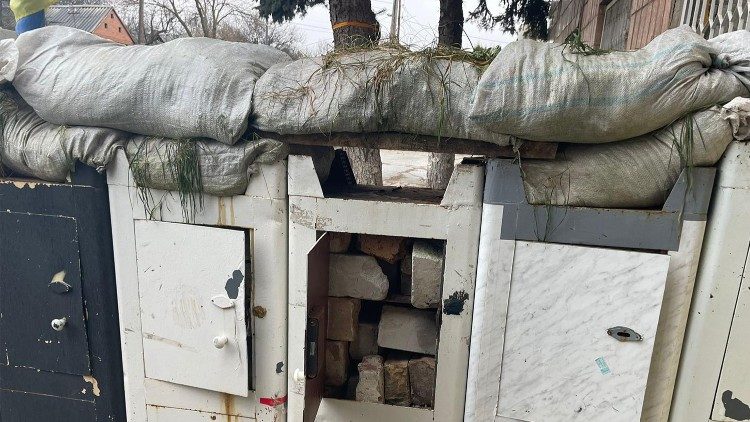 Barricate fuori dalla vecchia stazione di polizia