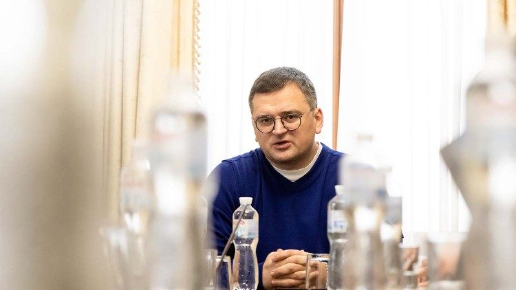 Il ministro degli Esteri ucraino, Dmytro Kuleba, a colloquio con i giornalisti in missione in Polonia e Ucraina (foto di Marcin Mazur)