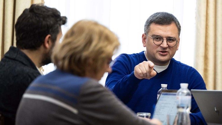 Kuleba durante l'intervista nella sede del Ministero degli Esteri ucraino