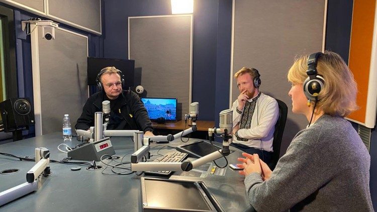 Il sindaco di Leopoli Andriy Sadovyy, a sinistra,  negli studi di Radio Vaticana