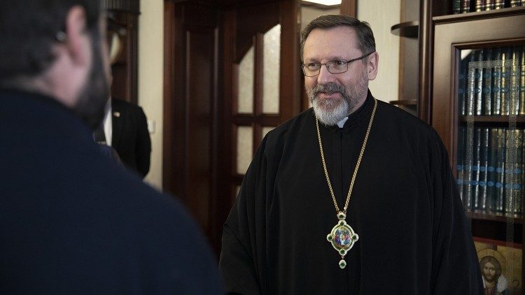 L'archevêque Chevtchouk en conversation avec des journalistes.