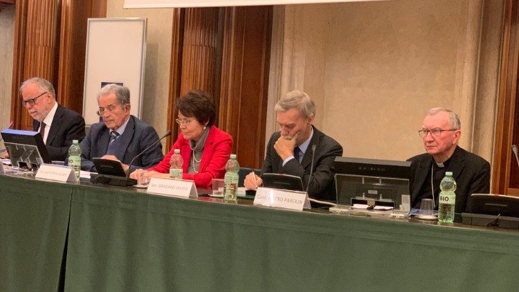 Il tavolo dei relatori alla presentazione del libro su La Pira. Da destra: il cardinale Parolin, il senatore del Rio, la presidente della Fondazione Giunti, Prodi e Riccardi
