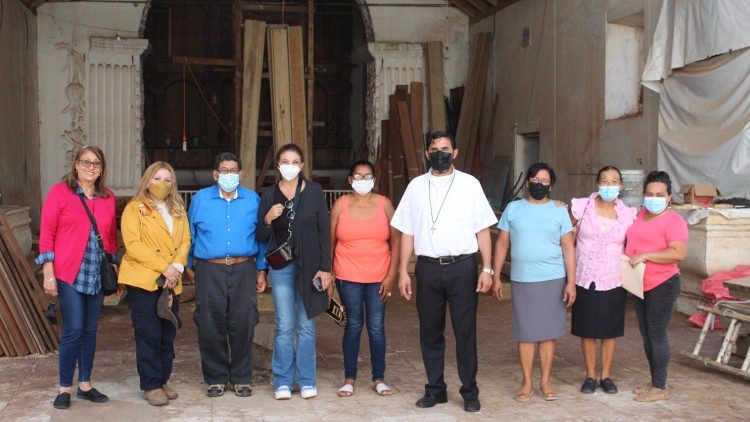 Alcuni membri della comunità di Luquigüe