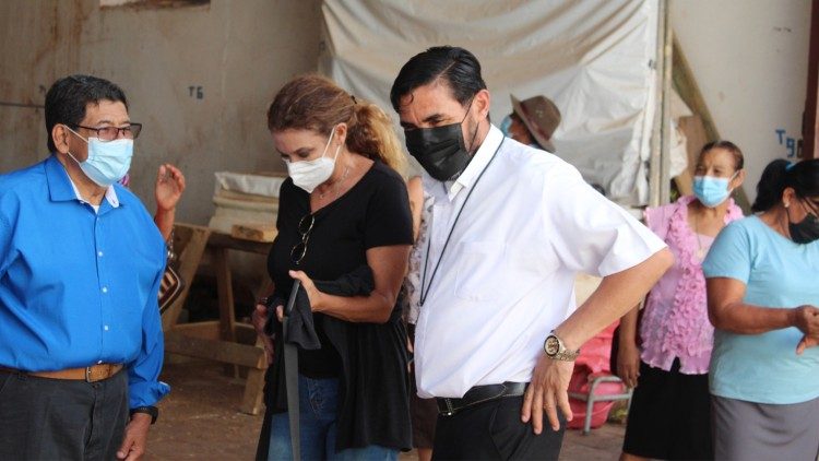 Con el párroco de la Iglesia, padre Marcio Mejía