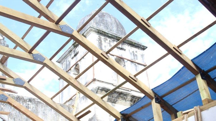 Il reistauro della chiesa in Honduras
