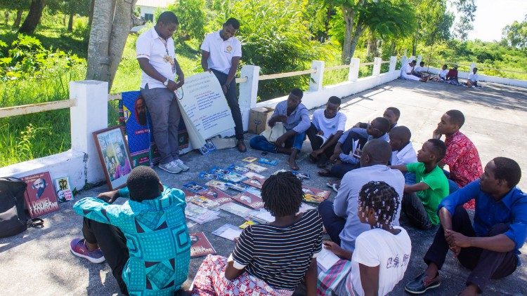 Grupos de vocacionados durante a Feira Vocacional (Beira, Moçambique)