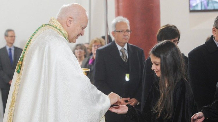 La comunione ad una giovanissima diocesana