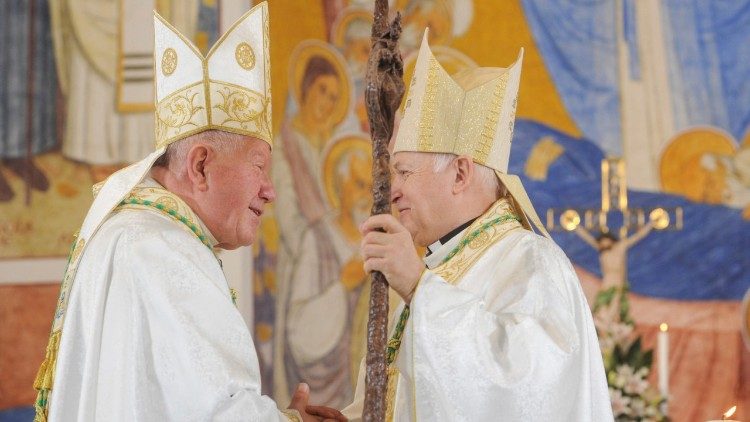 L'abbraccio tra monisgnor Nemet e il suo predecessore Stanislav Hocevar (a sinistra)