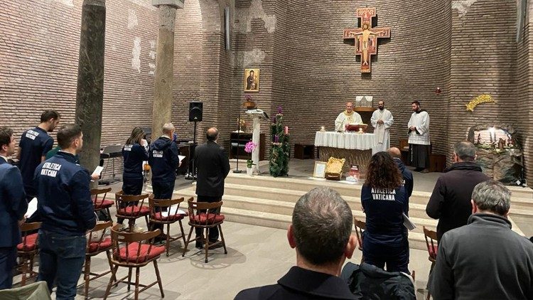 Un momento della Messa presieduta dal cardinale Josè Tolentino de Mendonca con gli iscritti di Athletica Vaticana