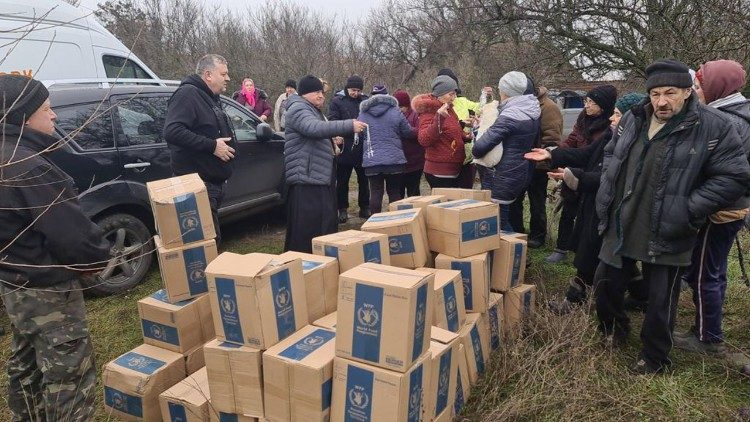 Bp Jan Sobiło dostarczający pomoc w pobliżu frontu na Zaporożu