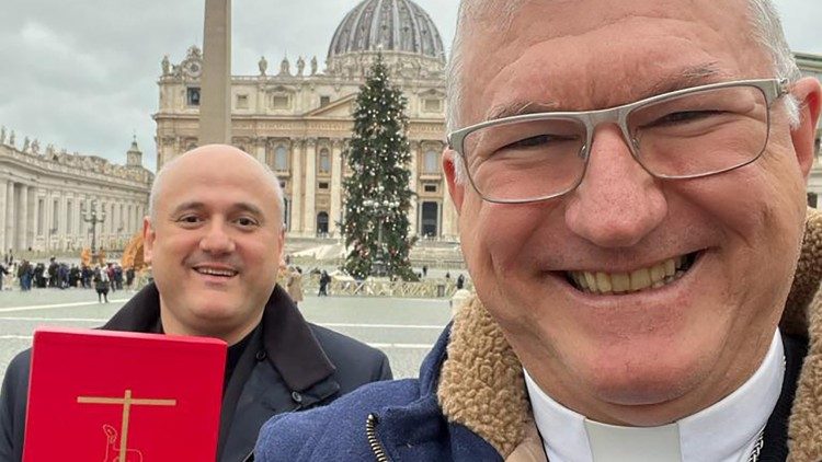 Dom Edmar e padre Leonardo na Praça São Pedro