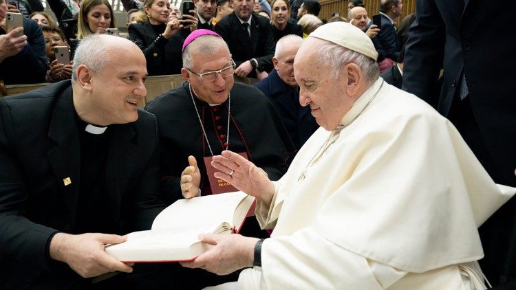 Entrega do Missal durante ao Papa Francisco durante a Audiência geral
