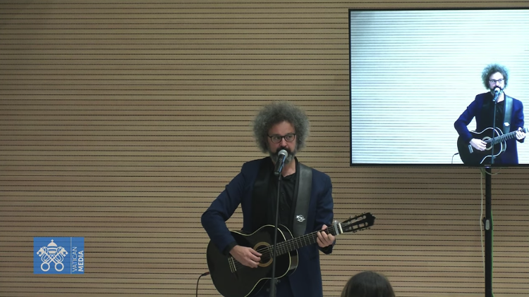 Cristicchi canta "Abbi cura di me"