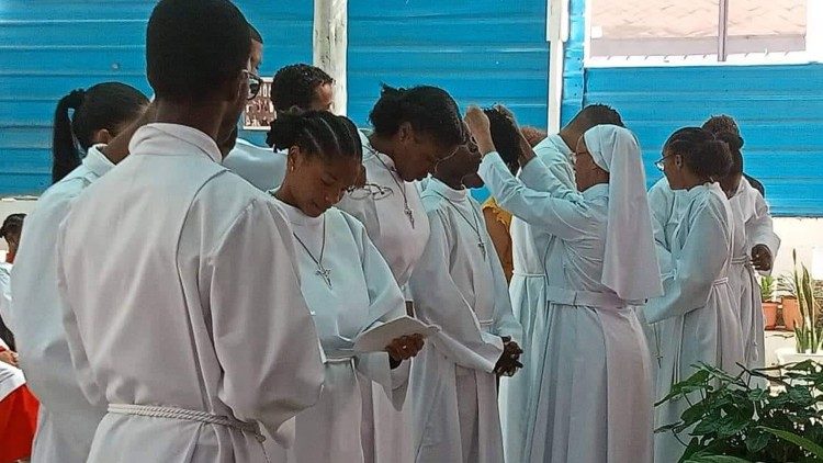 Uma das irmãs Filhas do Sagrado Coração de Maria.  Paróquia Nossa Senhora das Dores, em Santa Maria. Missa do "Domingo da Alegria" de 2022 em que acólitos e escuteiros fizeram o seu compromisso. 