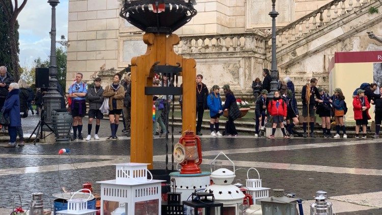 La grande lanterna in piazza del Campidoglio e le tante che verranno portate nelle chiese e nelle parrocchie di Roma e del Lazio con la Luce della Pace di Betlemme