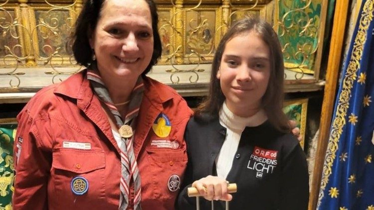 Sarah Noska nella Grotta del Latte della Basilica della Natività a Betlemme, dove ha attinto la Luce della Pace