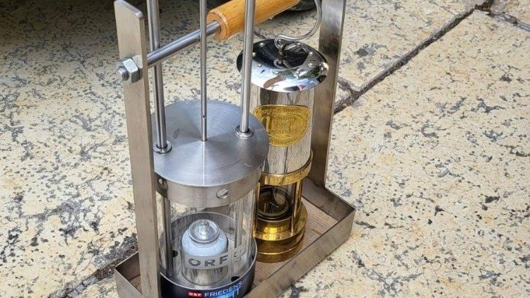 La Luce della Pace nella lanterna per il viaggio aereo dalla Terra santa all'Austria