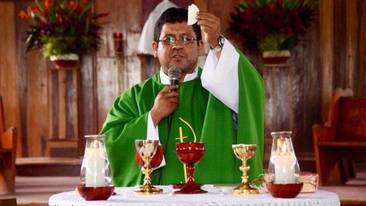 Padre Roberto Carrasco celebra la Santa Messa nella parrocchia Nostra Signora dell'Assunzione nel distretto di Napo, in Perù