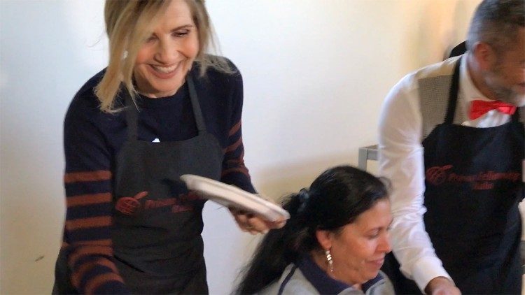 Lorella Cuccarini tra i tavoli