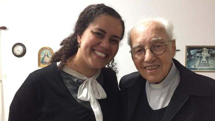 Daniele de Oliveira ao lado do monsenhor Jonas Abib