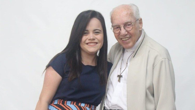 Joyce Mesquita ao lado do monsenhor Jonas Abib