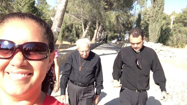 Daniele de Oliveira na presença de monsenhor Jonas