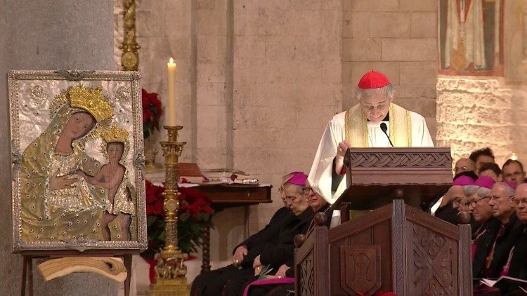 El Cardenal Zuppi en la Vigilia de Oración por la Paz en Bari, este 21 de diciembre 2022