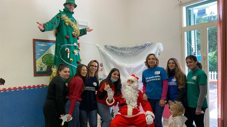 Volontari del Centro Padre Nostro a una festa per i bambini