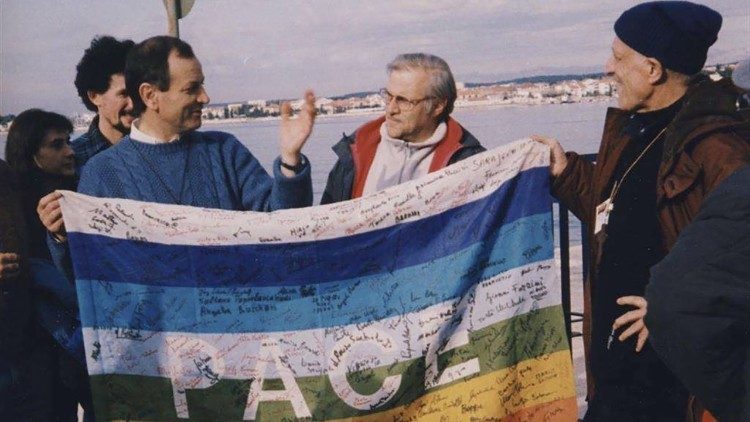 Don Tonino Bello (a destra) e don Albino Bizzotto (a sinistra), al ritorno da Sarajevo