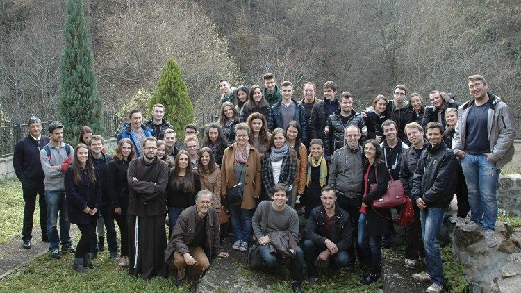 Le père Marinko (en habit, à gauche) avec un groupe de jeunes participant à des réunions à l'Institut théologique franciscain.