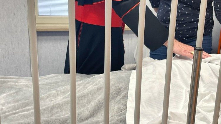 Como todos los años, Parolin lleva al hospital vaticano la cercanía del Papa antes de la Navidad.