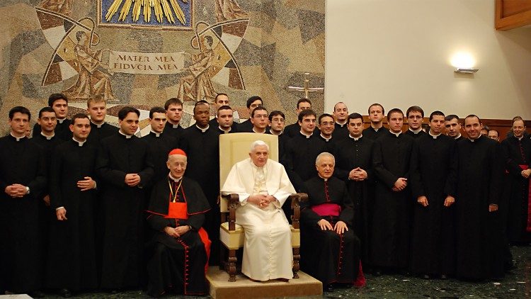 Bento XVI em visita ao Seminário Romano Maior em 17 de fevereiro de 2007