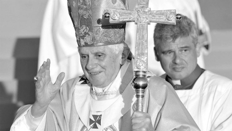 Bento XVI e Konrad Krajewski seu mestre de cerimônias